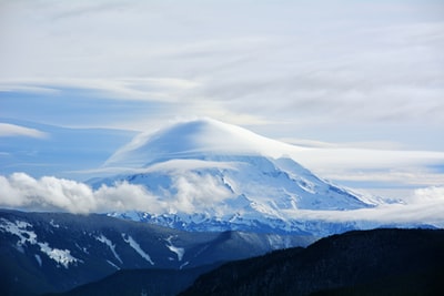 雪山上的白云